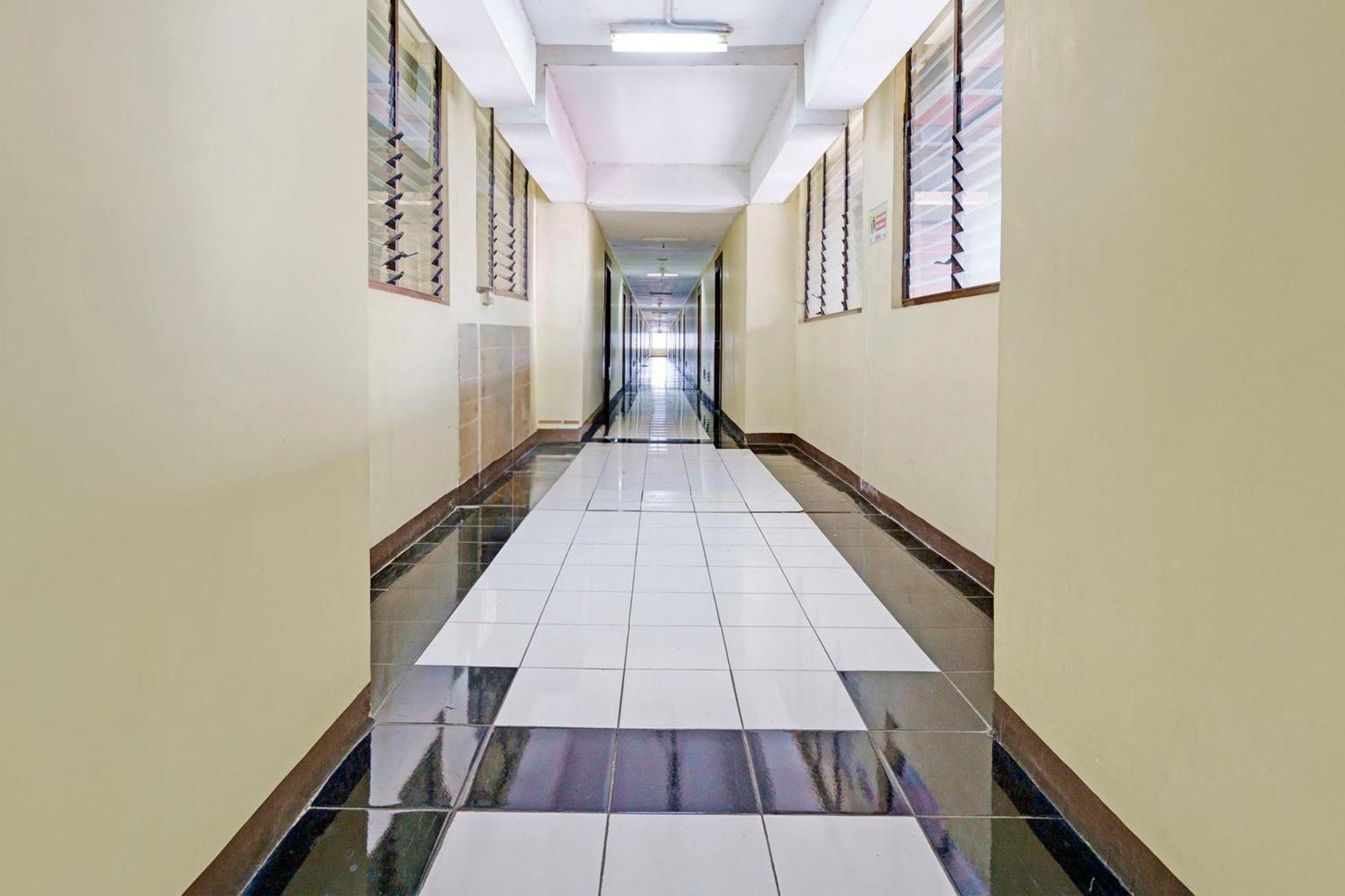Oyo Life 93103 Apartement Gateway Cicadas By Fikri Room Bandung Exterior photo